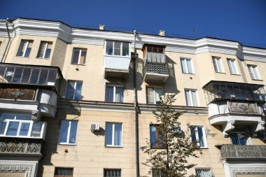 Stalin tarzında eski Sovyetler Birliği evlerinin mimarisi. Rusya 'da eski bir konut binasının dış cephesi