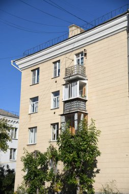 Stalin tarzında eski Sovyetler Birliği evlerinin mimarisi. Rusya 'da eski bir konut binasının dış cephesi