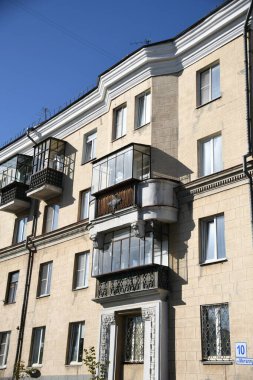 Stalin tarzında eski Sovyetler Birliği evlerinin mimarisi. Rusya 'da eski bir konut binasının dış cephesi