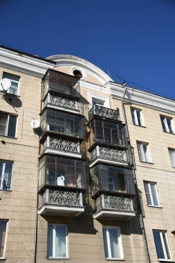 Stalin tarzında eski Sovyetler Birliği evlerinin mimarisi. Rusya 'da eski bir konut binasının dış cephesi