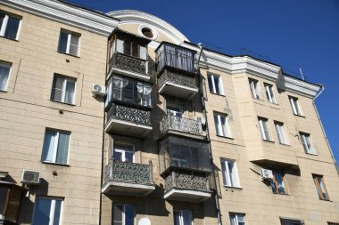 Stalin tarzında eski Sovyetler Birliği evlerinin mimarisi. Rusya 'da eski bir konut binasının dış cephesi