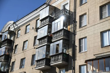 Stalin tarzında eski Sovyetler Birliği evlerinin mimarisi. Rusya 'da eski bir konut binasının dış cephesi