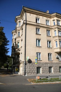 Stalin tarzında eski Sovyetler Birliği evlerinin mimarisi. Rusya 'da eski bir konut binasının dış cephesi