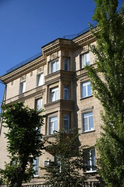 Stalin tarzında eski Sovyetler Birliği evlerinin mimarisi. Rusya 'da eski bir konut binasının dış cephesi