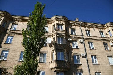 Stalin tarzında eski Sovyetler Birliği evlerinin mimarisi. Rusya 'da eski bir konut binasının dış cephesi