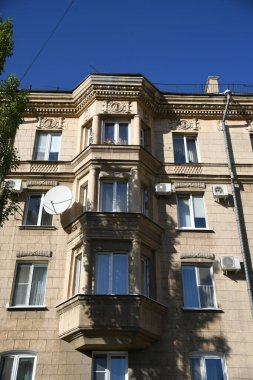 Stalin tarzında eski Sovyetler Birliği evlerinin mimarisi. Rusya 'da eski bir konut binasının dış cephesi