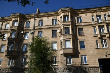 Stalin tarzında eski Sovyetler Birliği evlerinin mimarisi. Rusya 'da eski bir konut binasının dış cephesi