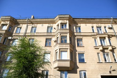 Stalin tarzında eski Sovyetler Birliği evlerinin mimarisi. Rusya 'da eski bir konut binasının dış cephesi