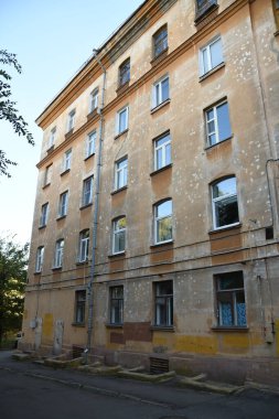 Stalin tarzında eski Sovyetler Birliği evlerinin mimarisi. Rusya 'da eski bir konut binasının dış cephesi