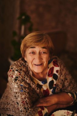 Yaşlı beyaz büyükanne aile ile yıldönümünü kutluyor.