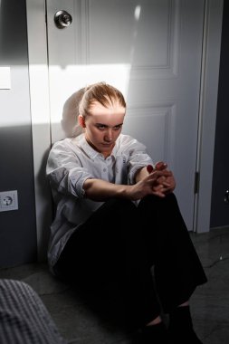 Üzgün bir yüzle odada oturan kız geçiş yaşı, ergenlik krizi ve depresyon konsepti