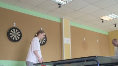 Masa tenisi oynayan iki kişi. Kadın ve erkek masa tenisi kulübünde yarışıyor.