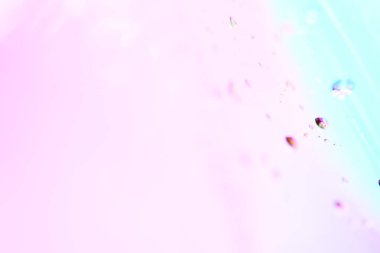 Mavi ve morun şeffaf tonlarında bulanık odak ile soyut arkaplan