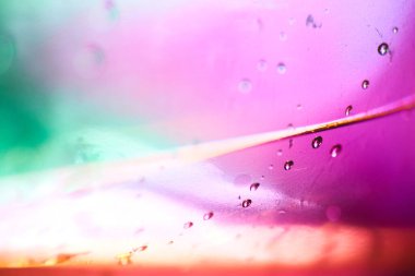 Şeffaf gökkuşağının gölgelerinde bulanık odak ile soyut arkaplan