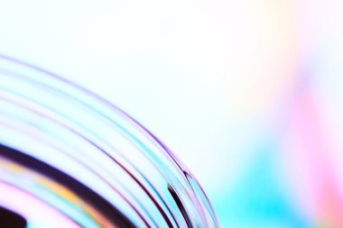 Mavi ve morun şeffaf tonlarında bulanık odak ile soyut arkaplan