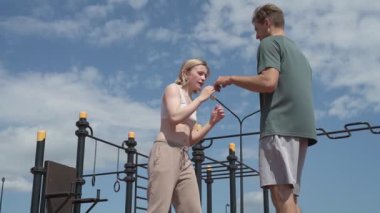 Sporcu erkek ve kız dışarıda boks antrenmanı yapıyorlar.