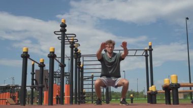 Genç beyaz erkek sporcu spor alanında antrenman yapıyor.