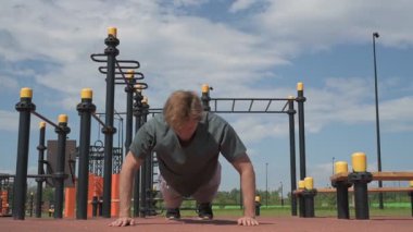 Genç beyaz erkek sporcu spor alanında antrenman yapıyor.