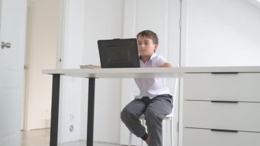 Bilgisayarlı küçük okul çocuğu, internetten uzaktan öğreniyor.