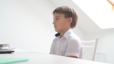 Bilgisayarlı küçük okul çocuğu, internetten uzaktan öğreniyor.