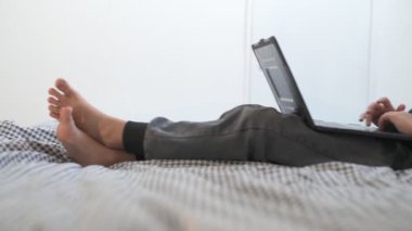 Bilgisayarlı küçük okul çocuğu, internetten uzaktan öğreniyor.