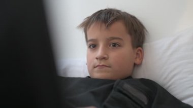 Bilgisayarlı küçük okul çocuğu, internetten uzaktan öğreniyor.