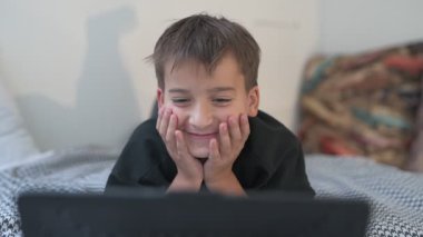 Bilgisayarlı küçük okul çocuğu, internetten uzaktan öğreniyor.