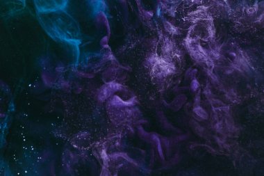 Soyut renkli arkaplan. Hareketli mor boya akışı, sıvı sıvı sanat, uzay gökyüzü