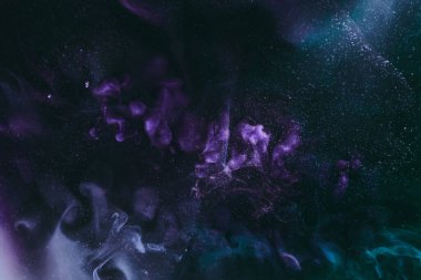 Soyut renkli arkaplan. Hareketli mor boya akışı, sıvı sıvı sanat, uzay gökyüzü