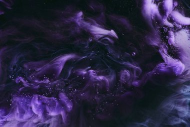 Soyut renkli arkaplan. Hareketli mor boya akışı, sıvı sıvı sanat, uzay gökyüzü