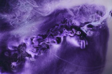 Soyut renkli arkaplan. Hareketli mor boya akışı, sıvı sıvı sanat, uzay gökyüzü