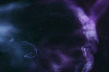 Soyut renkli arkaplan. Hareketli mor boya akışı, sıvı sıvı sanat, uzay gökyüzü