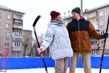 İnsanlar bahçede buz hokeyi oynuyorlar.
