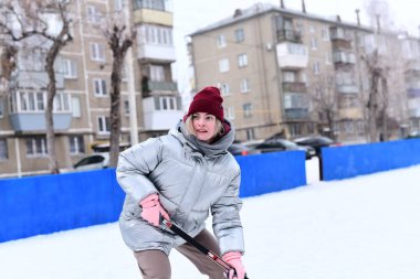 İnsanlar bahçede buz hokeyi oynuyorlar.