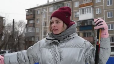 İnsanlar bahçede buz hokeyi oynuyorlar.