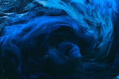 Soyut renkli duman arka planı. Koyu mavi boya akışı, akışkan sanat