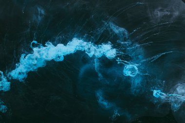 Soyut renkli duman arka planı. Koyu mavi boya akışı, akışkan sanat