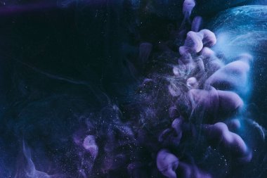 Soyut renkli arkaplan. Mavi mor boya akışı, çok renkli sıvı sanat.