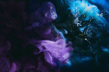 Soyut renkli arkaplan. Mavi mor boya akışı, çok renkli sıvı sanat.