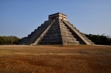 Piramida Majow w Chichen Itza zachodem Slonca 'yı pred