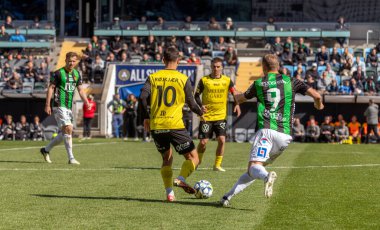 21 Nisan 2024: İsveç futbol liginde GAIS ve Mjallby AIF arasındaki maç anı. 