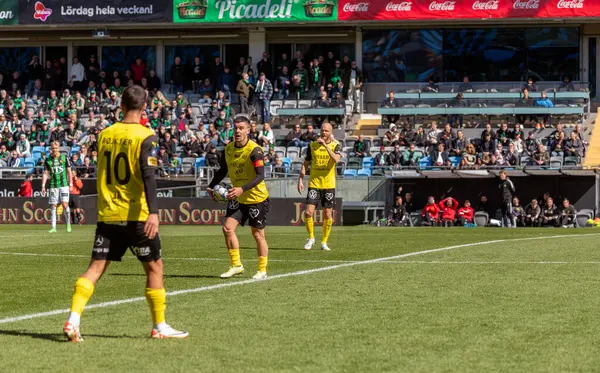 21 Nisan 2024: İsveç futbol liginde GAIS ve Mjallby AIF arasındaki maç anı. 