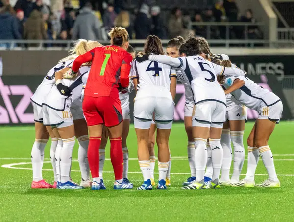 23 Kasım 2023 Uefa Şampiyonlar Ligi, Göteborg, Hisingen. Maçtan önce Real Madrid 'de oyuncular. 