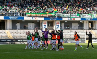 21 Nisan 2024: GAIS 'teki oyuncular, Mjallby AIF' e karşı kazandığı 2-1 'lik galibiyet sonrasında destekçilerini ve seyircilerini alkışlıyor. 