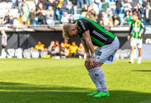 21 Nisan 2024: İsveç futbol liginde Mjallby AIF 'ye karşı oynanan galibiyet maçı sonrasında GAIS' te yorgun bir oyuncu. 