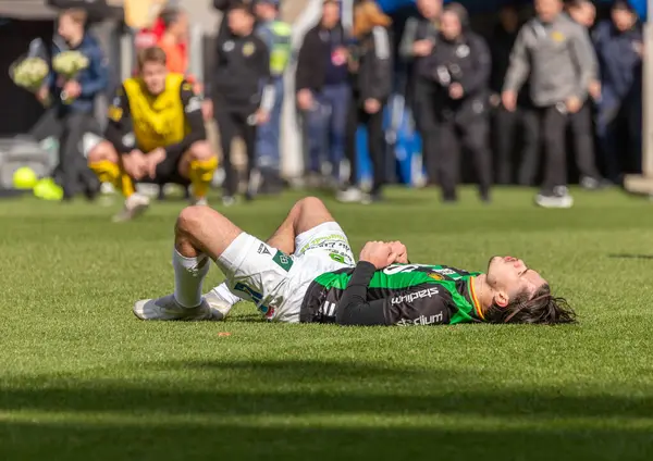 21 Nisan 2024: İsveç futbol liginde Mjallby AIF 'ye karşı oynanan galibiyet maçı sonrasında GAIS' te yorgun bir oyuncu. 