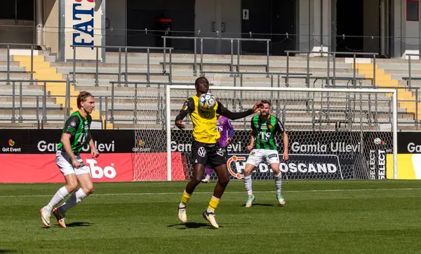 21 Nisan 2024: İsveç futbol liginde GAIS ve Mjallby AIF arasındaki maç anı. 