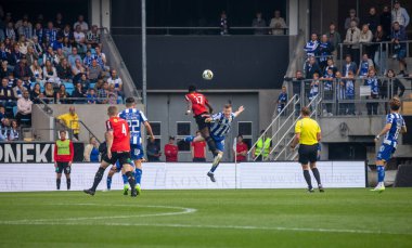 16 Eylül 2023: Rakipler, İsveç 'teki IFK Göteborg ve Bromapojkarna arasında oynanan 23' üncü raundda zıplayarak topa ulaşmaya çalışıyorlar.. 