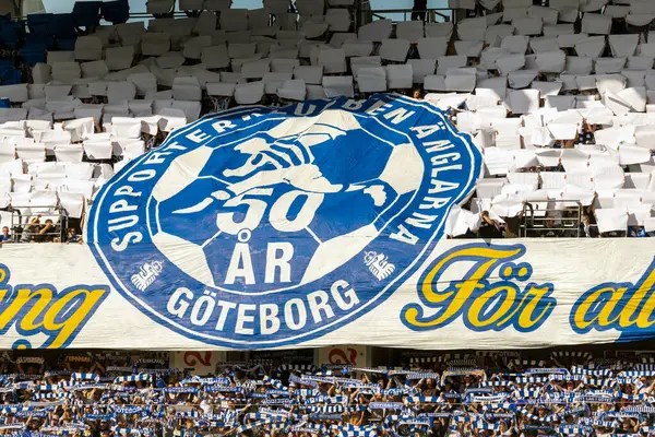 16 Eylül 2023: IFK Gothenburg taraftarları, Bromapojkarna ile resmi destek kulübünün kurulmasından bu yana 50 yıl geçmesini kutlamak için oynanan maçtan önce pankart gösterdiler. 