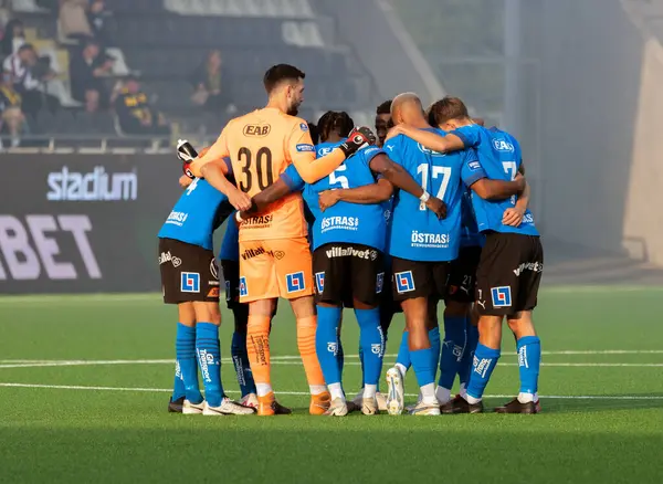 20 Ağustos 2023: Halmstad BK 'deki oyuncular Halmstad BK' ye karşı maç yapmadan önce beraberler. Sonuç: 3-2. 